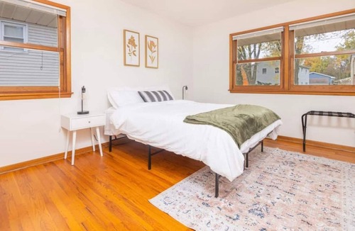 Urbandale House | Spacious 3 Bedroom Home with Foosball