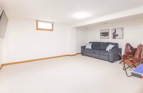 Urbandale House | Spacious 3 Bedroom Home with Foosball