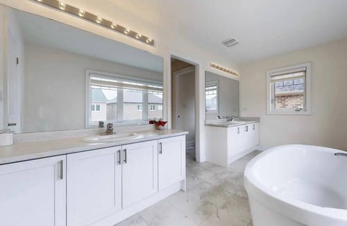 Alcona House | Spacious 3-bedroom house in lovely Innisfil