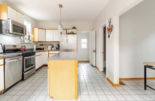 East Village House | Spacious 3-bedroom house in beautiful Chicago with AC