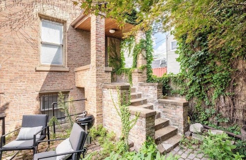 East Village House | Spacious 3-bedroom house in beautiful Chicago with AC