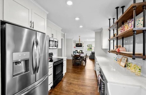 Barclay Downs House | Spacious 3 Bedroom in Myers Park!