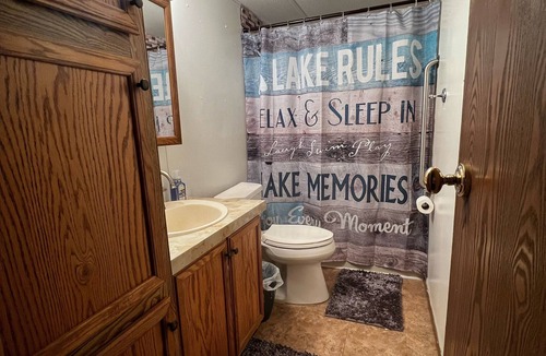 Hoyt Cabin | Spacious 3 bedroom lake view home just minutes from the beach!