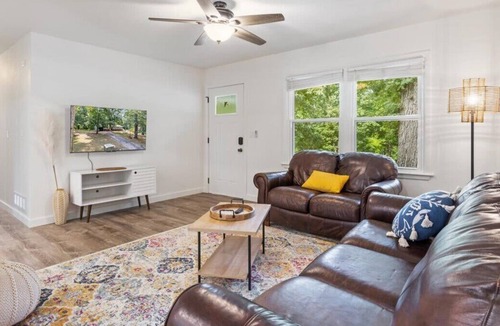 Lakeland House | Spacious 3-Bedroom Near the Bagnell Dam Strip