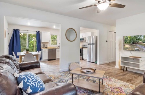Lakeland House | Spacious 3-Bedroom Near the Bagnell Dam Strip