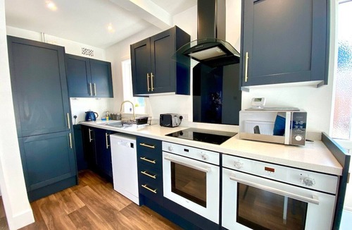 Poole House | Spacious 3 Bedroom Poole House