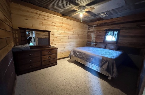Flemington Cabin | Spacious 3 bedroom rustic lodge by Pomme de Terre Lake