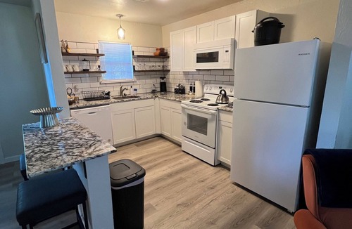 Lawton House | Spacious 3-Bedroom Retreat -Perfect for Family and Groups