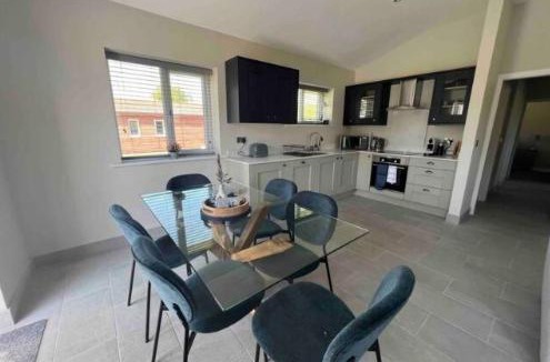 Snarestone Apartment | Spacious 3 Bedroom Sandstone Lodge