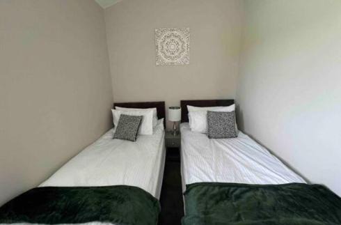 Snarestone Apartment | Spacious 3 Bedroom Sandstone Lodge