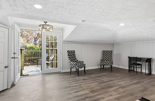 Belleville Apartment | Spacious 3-bedroom Townhouse in tranquil Belleville