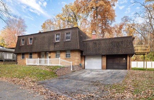 Belleville Apartment | Spacious 3-bedroom Townhouse in tranquil Belleville