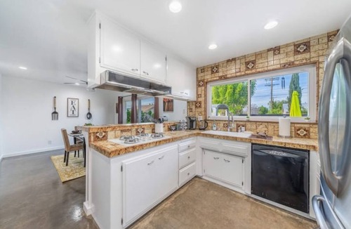 Canoga Park House | Spacious 3 Bedroom Luxury Home With a Private Pool