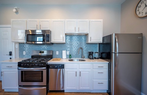 Fairmount Apartment | Spacious 3 Bedroom+Private Parking-Prime Location