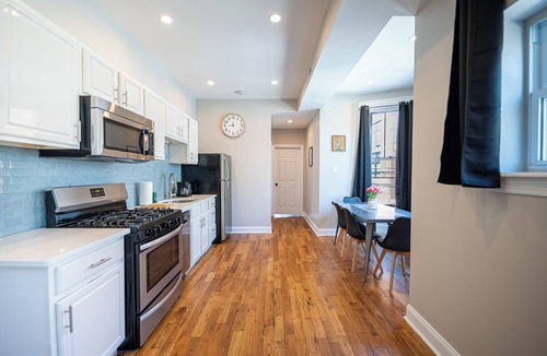 Fairmount Apartment | Spacious 3 Bedroom+Private Parking-Prime Location