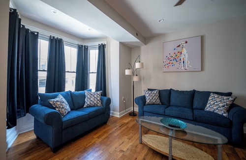 Fairmount Apartment | Spacious 3 Bedroom+Private Parking-Prime Location