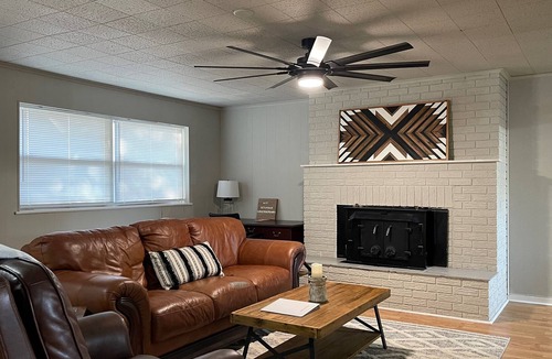 Owasso House | Spacious 3 br 15 minutes from Downtown Tulsa, close to restaurants and shopping