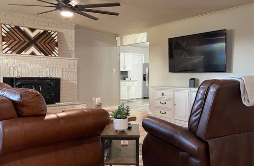 Owasso House | Spacious 3 br 15 minutes from Downtown Tulsa, close to restaurants and shopping