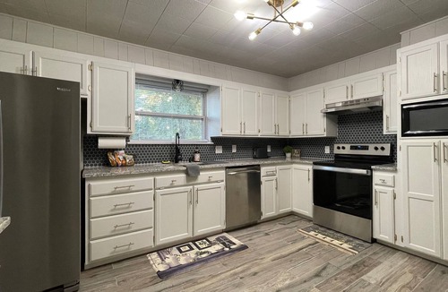Owasso House | Spacious 3 br 15 minutes from Downtown Tulsa, close to restaurants and shopping