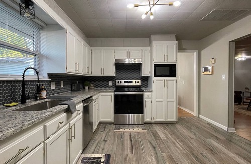 Owasso House | Spacious 3 br 15 minutes from Downtown Tulsa, close to restaurants and shopping