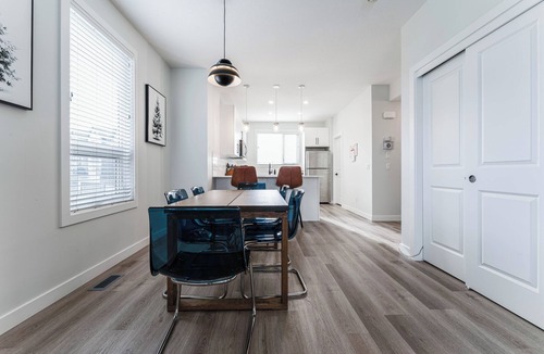 Evanston House | Spacious 3 BR Corner Townhome in Evanston Park!