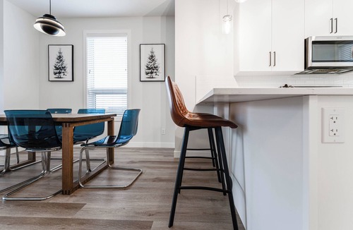 Evanston House | Spacious 3 BR Corner Townhome in Evanston Park!