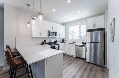 Evanston House | Spacious 3 BR Corner Townhome in Evanston Park!