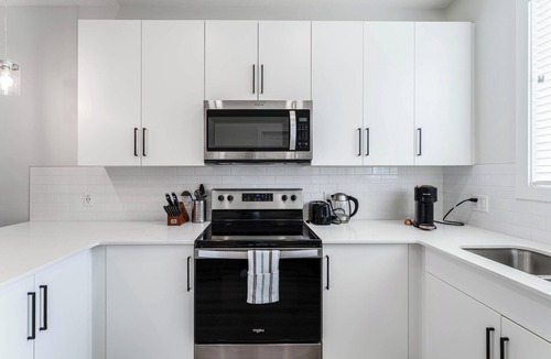 Evanston House | Spacious 3 BR Corner Townhome in Evanston Park!