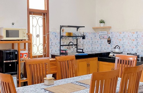 Laweyan House | Spacious 3-BR Family Guest House in Central Solo with Kitchen & Laundry