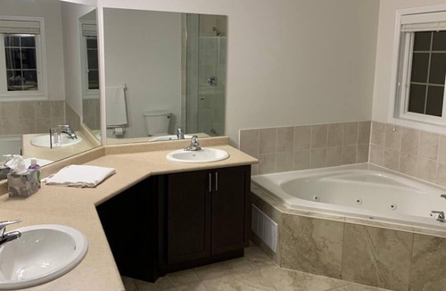 Ajax House | Spacious 3 BR Home Getaway - Fully Furnished