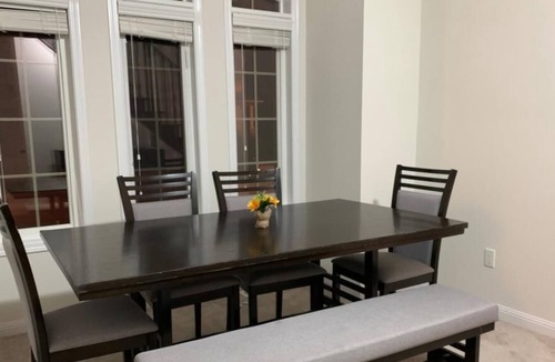 Ajax House | Spacious 3 BR Home Getaway - Fully Furnished