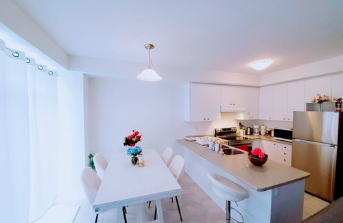 Thorold House | Spacious 3-BR Home Near Niagara Falls | Sleeps 7 | Parking for 3 | King Bed