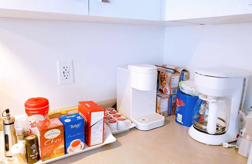 Thorold House | Spacious 3-BR Home Near Niagara Falls | Sleeps 7 | Parking for 3 | King Bed