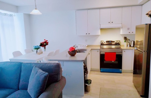 Thorold House | Spacious 3-BR Home Near Niagara Falls | Sleeps 7 | Parking for 3 | King Bed