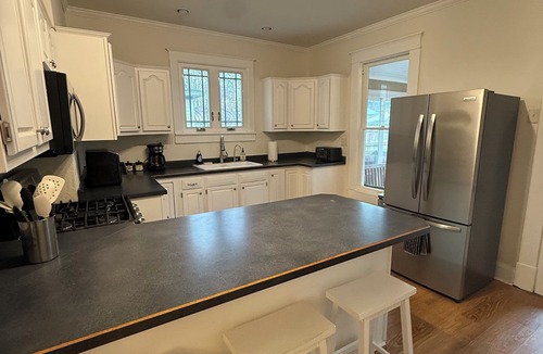 Terre Haute House | Spacious 3 BR King Beds BBQ 5 mins to ISU & Union Hospital