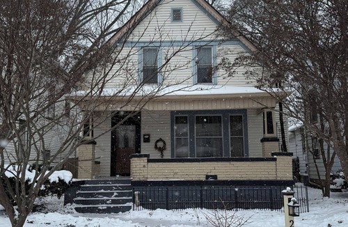Terre Haute House | Spacious 3 BR King Beds BBQ 5 mins to ISU & Union Hospital