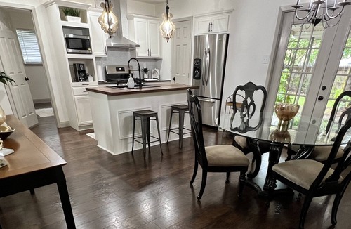 Crownhill Park House | Spacious 3 BR near Airport, AT&T CTR & Riverwalk!