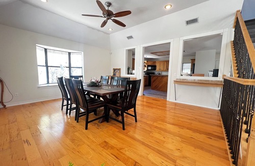 Del Valle Other | Spacious 3 full baths 10 beds 3-story house with private backyard in Del Valle