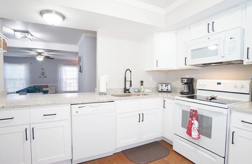 North Raleigh House | Spacious-3 Level Townhome/NorthHills/Pets