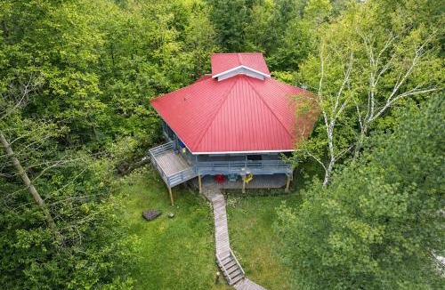 Brighton House | Spacious 3 Plus 1 Bedroom 2 Bath Cottage Retreat with Fire Pit and Pool Table