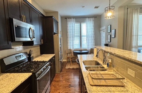 Shady Acres House | Spacious 3-Story Heights Townhome 3 King Beds