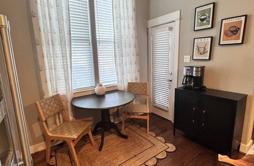 Shady Acres House | Spacious 3-Story Heights Townhome 3 King Beds