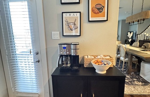 Shady Acres House | Spacious 3-Story Heights Townhome 3 King Beds