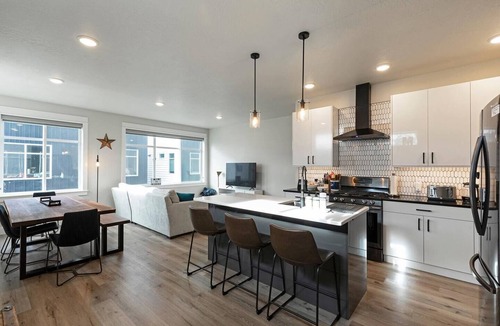 Rose Park House | Spacious, 3 story townhome with Mountain Views!