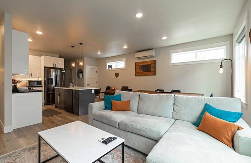 Rose Park House | Spacious, 3 story townhome with Mountain Views!