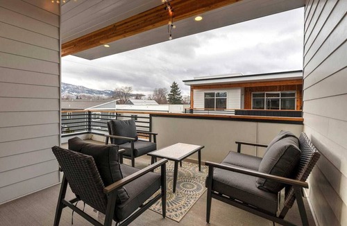 Rose Park House | Spacious, 3 story townhome with Mountain Views!
