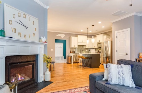 Durham House | Spacious 3B- Home Dog-Friendly w/Fence Yard Near Duke/NCCU
