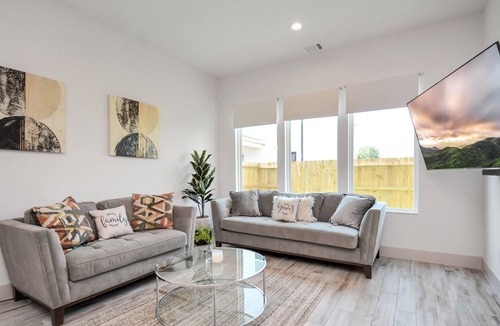 Central Southwest House | Spacious 3BD W/Backyard | Near Galleria & NRG