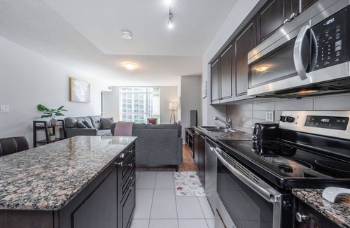 Fort York Condo | Spacious 3bed/2 bath Downtown Toronto condo + Free Parking, min to CN tower