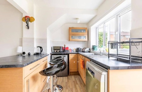 Heston Central House | Spacious 3BHK near Heathrow
